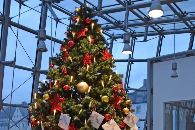 'Herne hilft' und die Sparkasse starteten auch 2022 die Aktion Wunsch-Weihnachtsbaum.