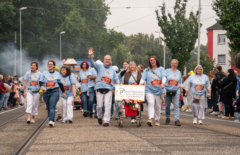 Das einzig wahre Leben ist jetzt: Mit diesem Motto begeisterte das Palliativ-Netzwerk Herne, Wanne-Eickel, Castrop-Rauxel bei seiner ersten Teilnahme am Cranger Kirmes-Umzug.