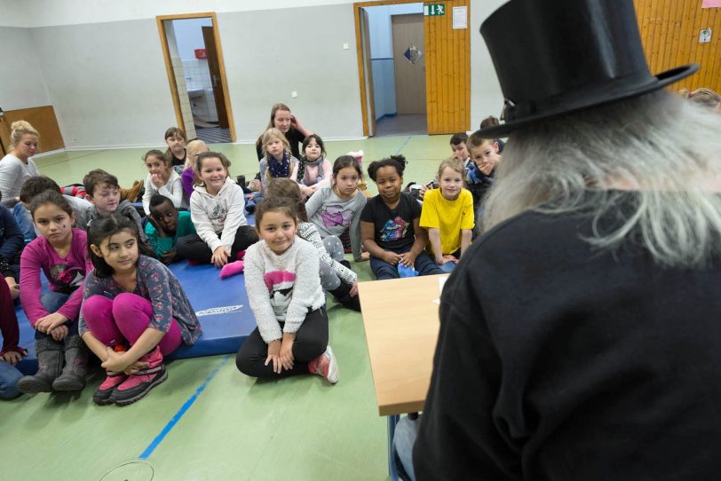 Graf Hotte las in der Turnhalle der Laurentiusschule.