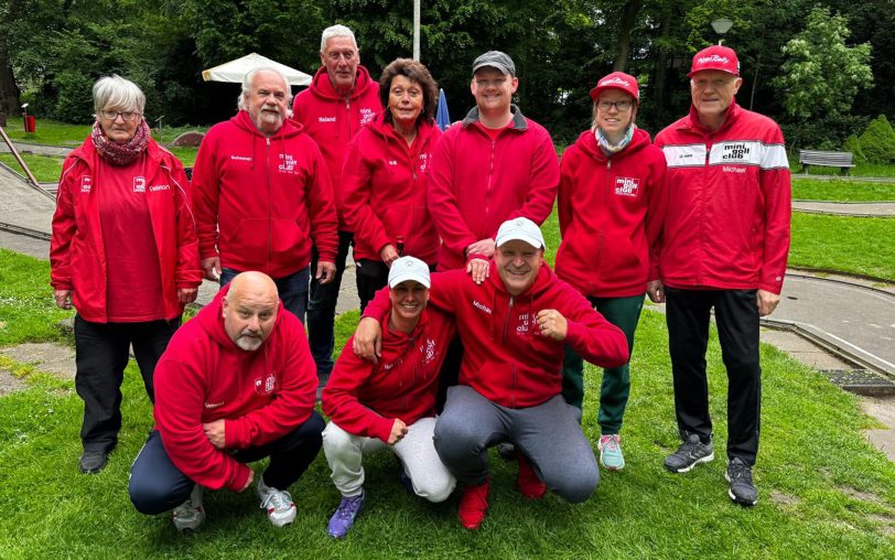 Spielten in Gelsenkirchen: (oben, v.li.) Inge Schmitz, Andreas Schewski, Roland Winter, Lisa Winter, Tim Matziol, Lea Reitemeier, Michael Reitemeier, (unten, v.li.) Peter Wallbaum, Rebecca Hoever, und Michael Hoever.