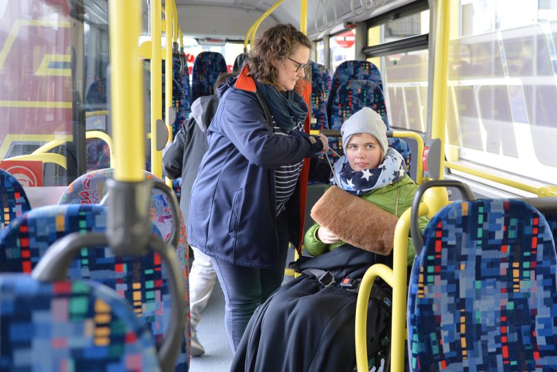 Magdalena und Heike Mönig im Schulbus.