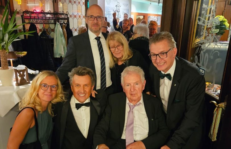 Während der anschließenden After Show Party entstand in der Zille dieses Foto (v.l.) Tina Leopold, Peter Grimberg, Dennis Leopold, Monika Ladewig, Burkhard Ladewig und Kai Gera.