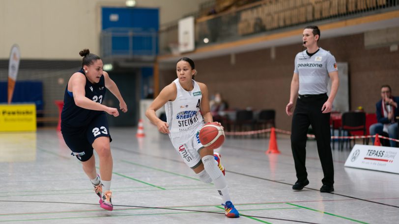 Die Basketballerinnen vom Herner TC gewinnen am Mittwoch (2.3.2022) mit 85:69 gegen die Capitol Bascats Düsseldorf. Am Ball Laura Zolper
