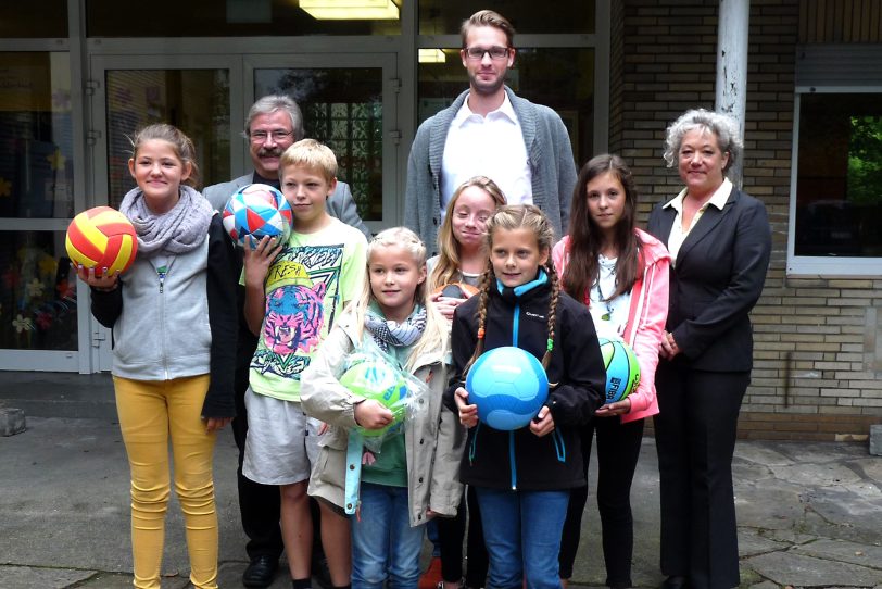 v.l. Rainer Ruth (Ausschuss Schulsport), Sebastian Karpinski (Sportjugend Herne) und Michelle Wolfram (Sparkasse) sowie Schüler teilnehmender Schulen.