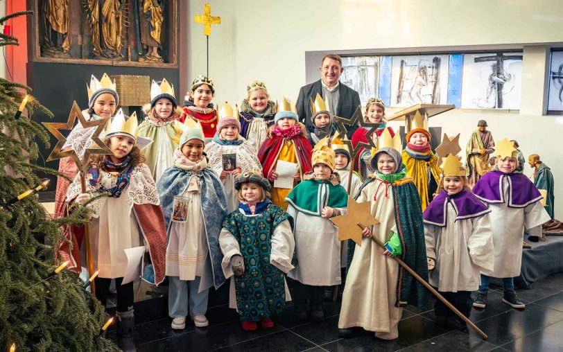 Die Sternsinger der Wanner Kirchengemeinden St. Laurentius, Herz-Jesu und Allerheiligste Dreifaltigkeit brachten den traditionellen Segen in das St. Anna Hospital Herne und wurden im Rahmen einer Andacht begrüßt durch Hartwig Trinn (hinten), Gesamtleitung Seelsorge und Ethik der St. Elisabeth Gruppe.