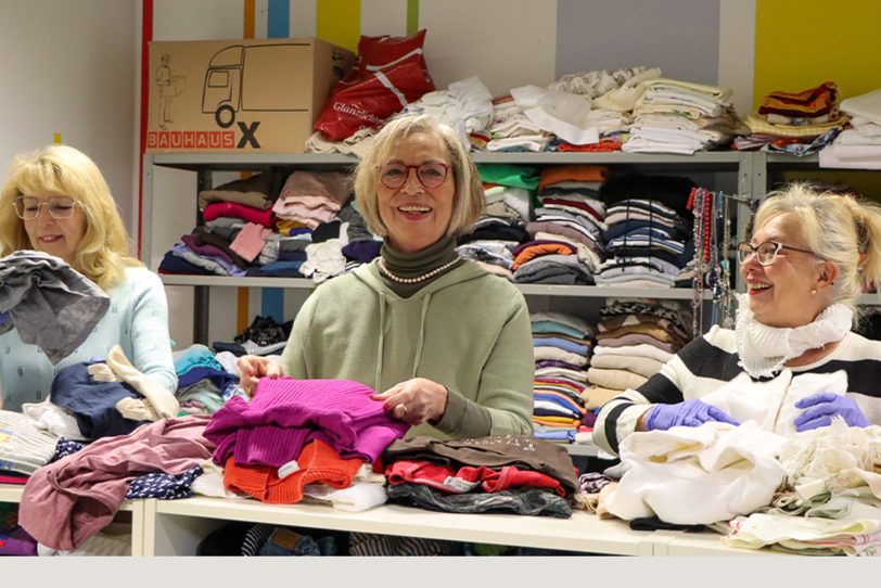Der Caritasverband sucht Ehrenamtliche zur Unterstützung des Kleiderladen-Teams.