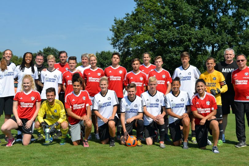 Gruppenfoto HTC und TuS-Haltern beim Hinspiel.