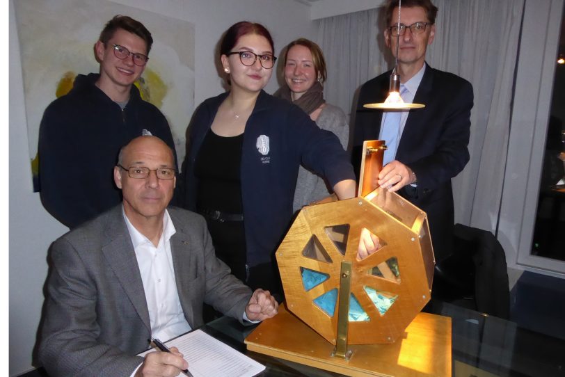 Thomas Kaiser (sitzend; Lions Hilfswerk), Artjem Gartmann, Olivia Ciller, Marie Gockeln (Leo Club), Notar Markus Soestwöhner.