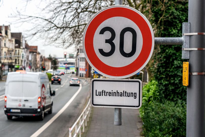 In Deutschland sterben jährlich mehr als 100.000 Menschen wegen gesundheitsgefährdender Luftschadstoffe wie Feinstaub vorzeitig.