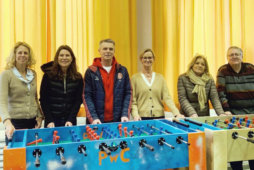 (von links) Kerstin Zulechner und Cordula Klinger-Bischof (Ruhrwerk), Peter Glinka (Battram Hockey Pro Shop Herne), Andrea Darwiche (gfi), Safi Thoma (Ruhrwerk) und Michael Barszap (gfi).