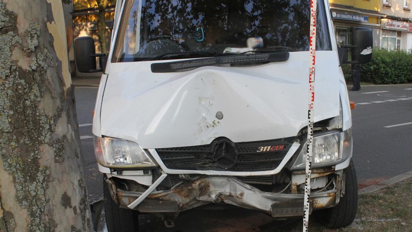 Der beschädigte Sprinter auf dem Grünstreifen der Bahnhofstraße.