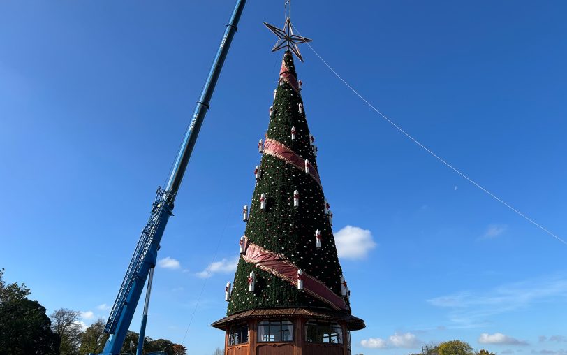 Das letzte Stück mit dem Stern ist drauf: Der 45 Meter hohe Weihnachtsbaum vom Cranger Weihnachtszauber wird am Mittwoch (23.10.2024) zusammengesetzt. Am Donnerstag, 21. November 2024, ist die Eröffnung.