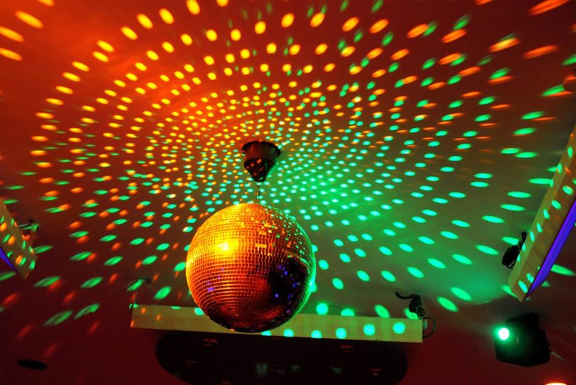 Discokugel lädt zum Tanz.