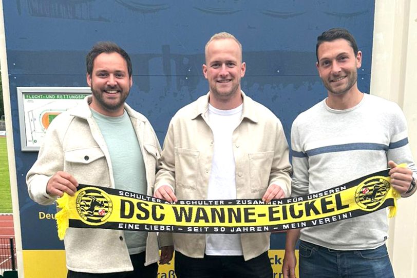 Sie bleiben auch in der Saison 2026/27 auf der Kommandobrücke beim DSC Wanne-Eickel: die Trainer Alexander Schlüter (re.) und Davide Basile (li.) sowie der Sportlichen Leiter Dustin Blum.