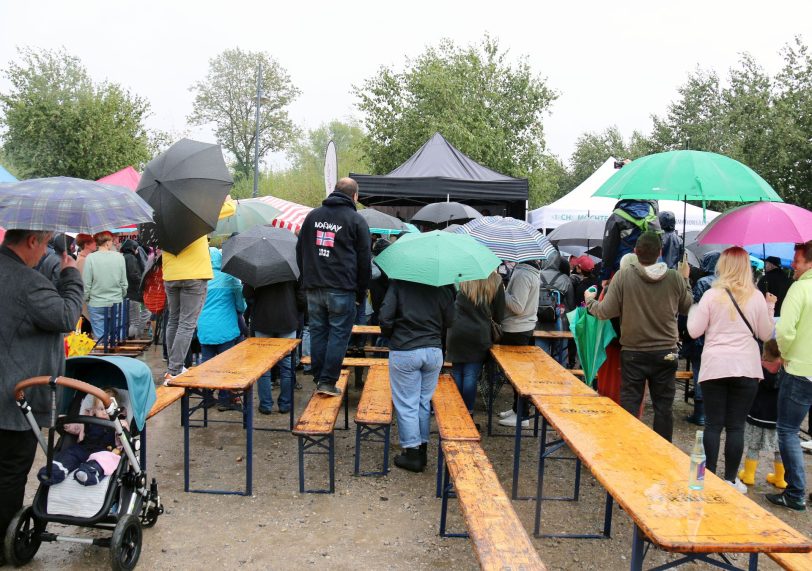 Kanalfest 2022. Der Himmel öffnete die Schleusen. Trotzdem kamen hunderte Menschen auf den Festplatz.