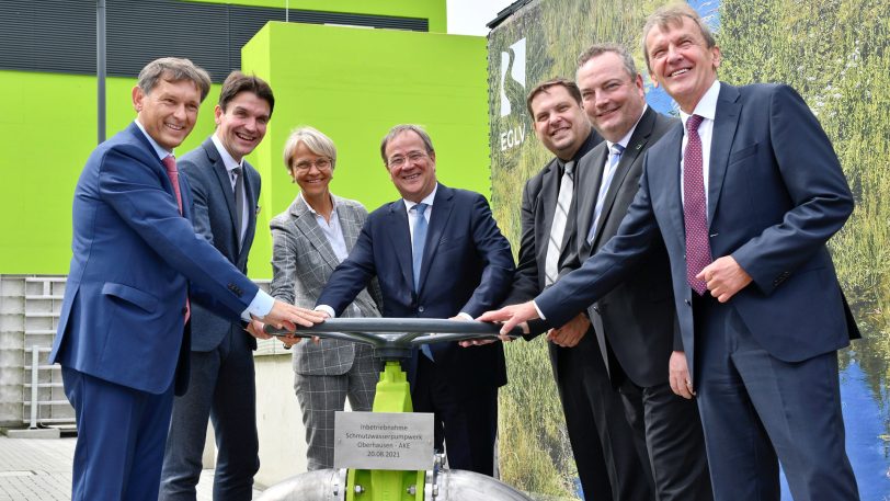 v.li. EG-Ratsvorsitzender und OB von Herne Dr. Frank Dudda, Vorstandsvorsitzender der EG, Prof. Dr. Uli Paetzel, Dorothee Feller, Regierungspräsidentin von Münster, NRW-Ministerpräsident Armin Laschet, Daniel Schranz, OB Oberhausen, Bodo Klimpel, Ratsvorsitzender des Lippeverbandes und Technischer Vorstand der EG, Dr. Emanuel Grün, haben das Pumpwerk mit dem Handrad in Betrieb genommen.
