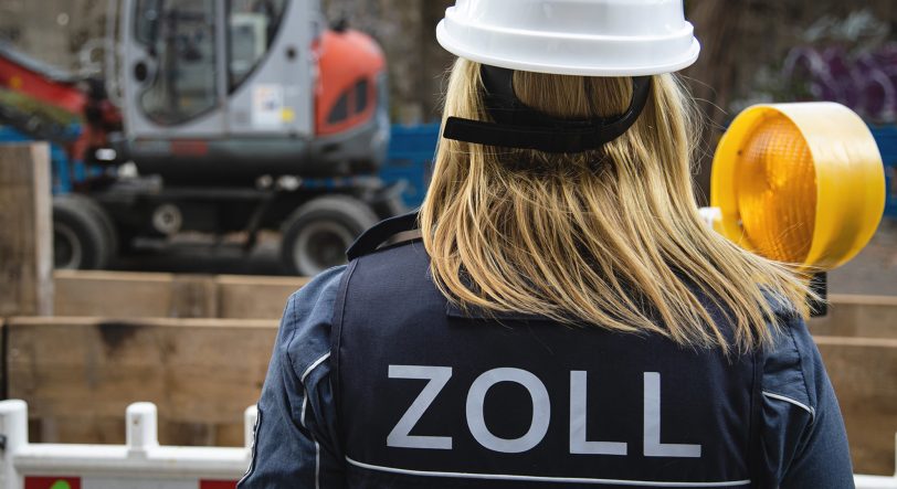 Eine Zöllnerin auf einer Baustelle.