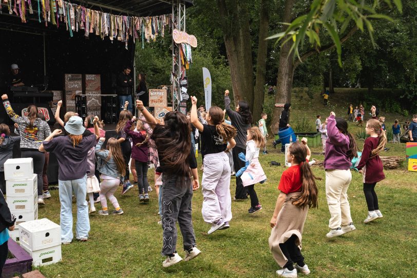 Ein DJ legte auf zum Tanz bei der großen Party zum Ferienstart 2024 auf dem Abenteuerspielplatz Hasenkamp.