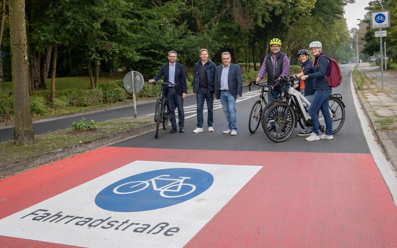 Mit großen roten Umrandungen ist die Fahrradstraße gut zu erkennen.