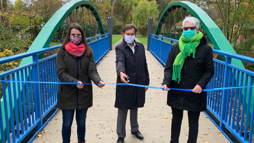 Bei der Eröffnung der Hardenbergbrücke über den Dorneburger Mühlenbach: (v.li.) Britta Gorke vom Fachbereich Tiefbau und Verkehr, OB Dr. Frank Dudda und Claudia Schmücker vom Fachbereich Umwelt und Stadtplanung.