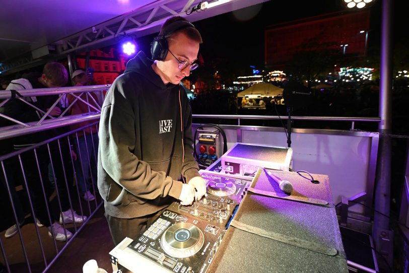 DJ Carib legte in der Umbaupause auf.