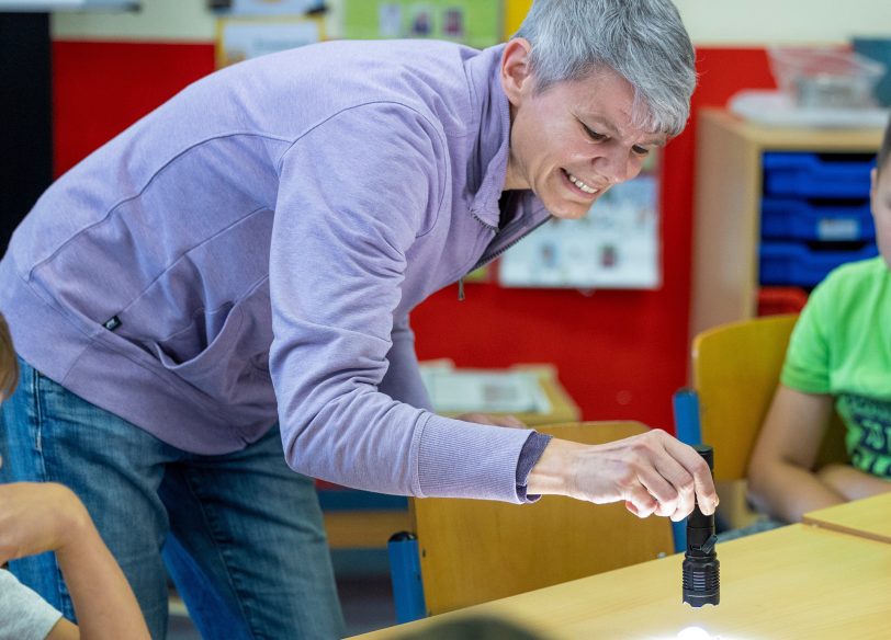 Umweltpädagogin Sandra Wasielewski in der Grundschule Jürgens Hof.