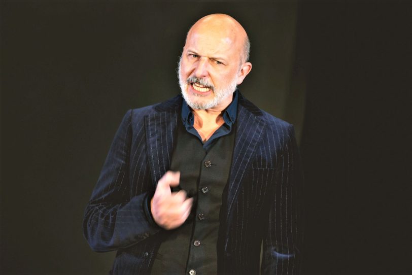 Lukas Holzhausen in „Die Tagesordnung“ vom Schauspiel Hannover.