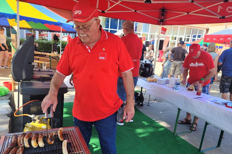 Beim Fest der SPD OV Pantringshof wird auch der Grill angeschmisse.