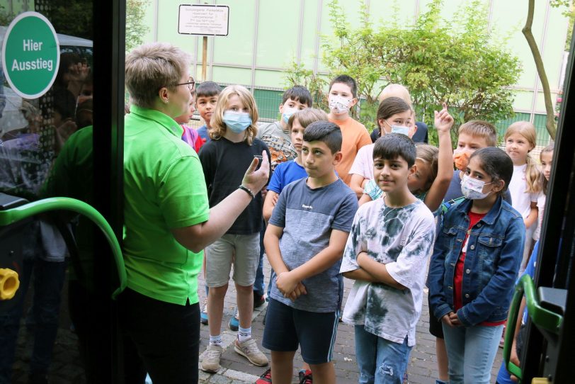 Schulanfangsaktion der Verkehrswacht Wanne-Eickel, der Polizei und den HCR an der Grundschule &quot;Schillerschule&quot;.