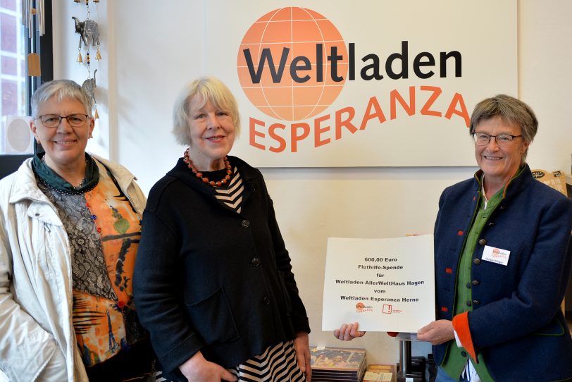 Theresia Hoppmann, Annegret Beck beide aus dem Weltladen in Hagen und Christa Winger.