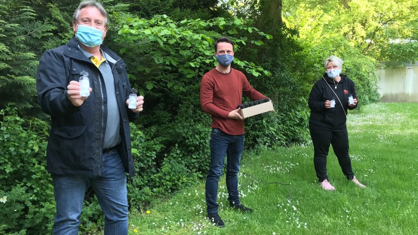 Spende für Jugendtreff: (v.li.) Detlef Biewald, Benjamin Vogel (Vorsitzender bauchgefühlt e.V.) und Katja Thiel.