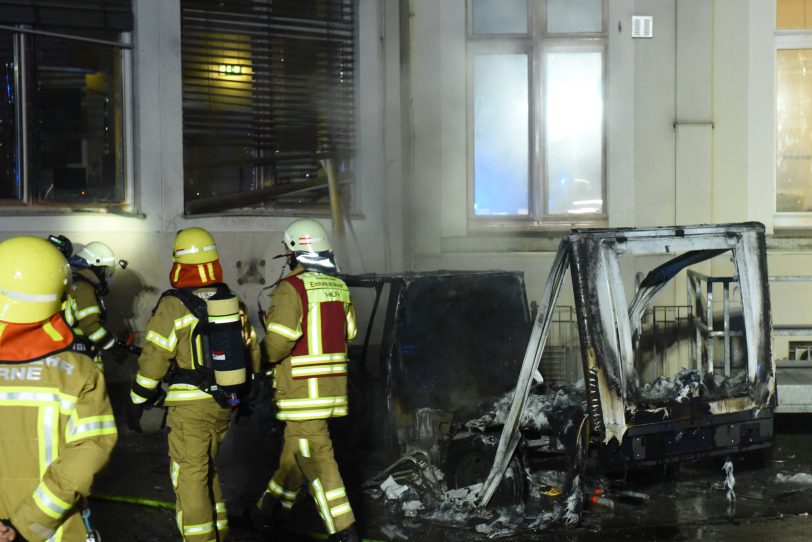 Zustellerfahrzeug der Deutschen Post - E-Auto - fängt Feuer. (8./9.1.2020).