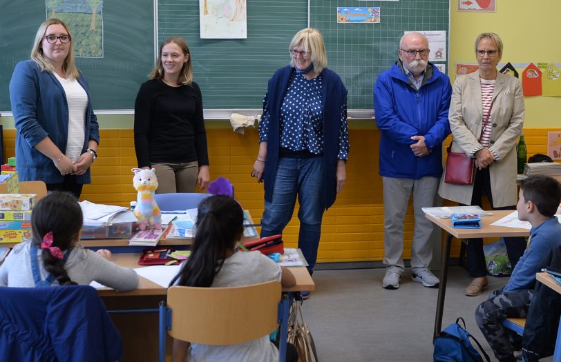 v.l. Anne-Katrin Marx, Klara Zerbe, Schulleiterin der Grundschule Monika Müller, Peter Bornfelder und Gudrun Thierhoff.