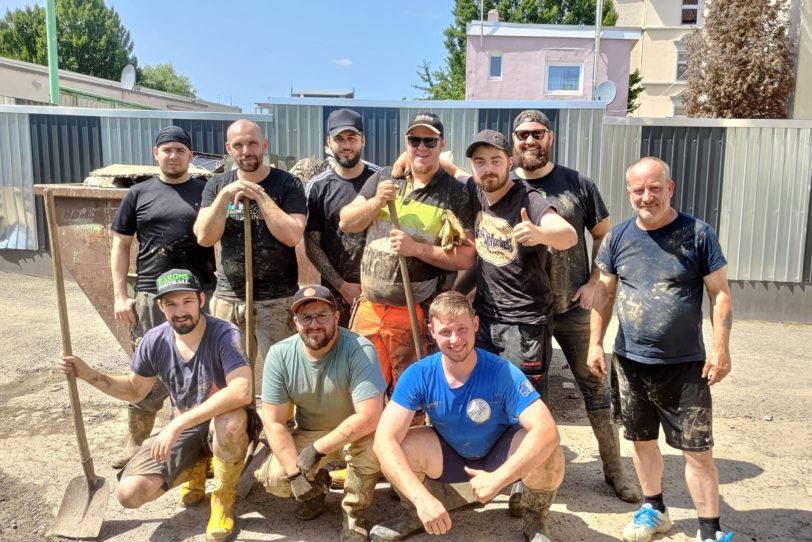 Mitglieder der Black Barons im Einsatz gegen die Flut.