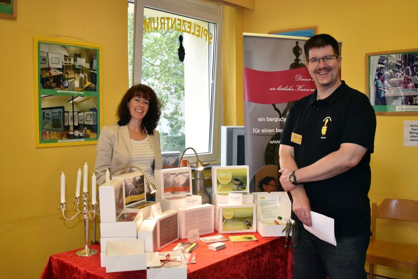 Thomas Moder vom Spielezentrum mit Spieleautorin..