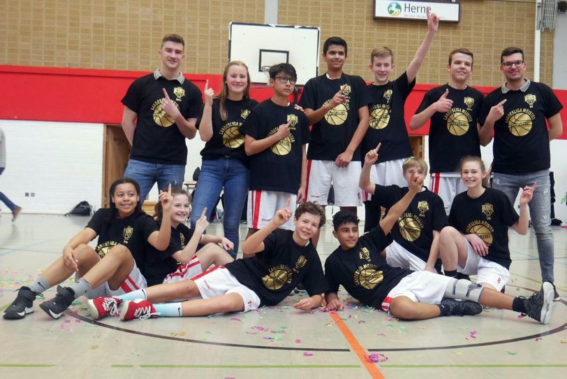 Die Spieler der HTC Basketballmannschft U14 offen.
