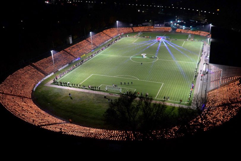 So sah es aus der Luft aus: Die AWO Protestaktion im Stadion am Schloss Strünkede zur WM in Katar mit 20.000 Grabkerzen und 6.500 mit Sand gefüllten Fußbällen.