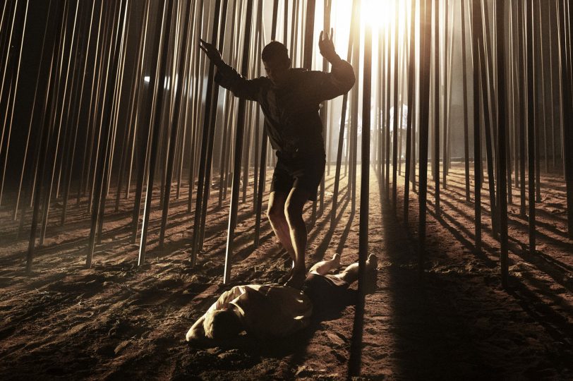 Florian Lösche (Bühne) und Bernd Felder (Licht) zaubern eine düstere Atmosphäre auf die große Bühne des Bochumer Schauspielhauses, die exakt der Stimmung der horriblen literarischen Vorlage Agota Kristófs entspricht. Im Bild (v. l.) Ole Lagerpusch und Risto Kübar.