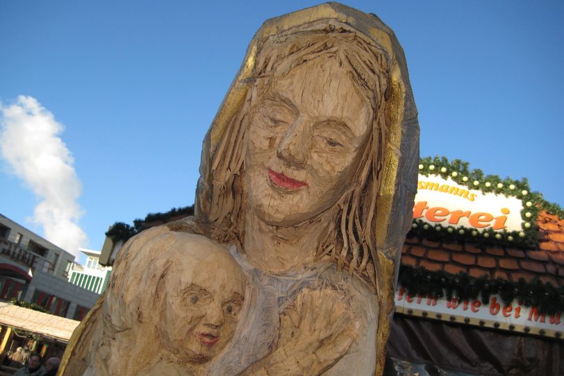 Die Maria-Holzfigur auf dem Weihnachtsmarkt.