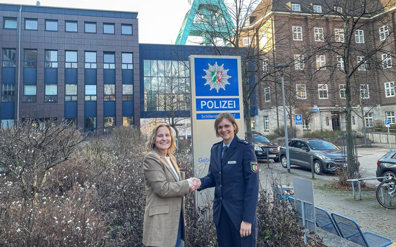 Begrüßung der neuen Direktionsleiterin Linda Mrozek (re.) durch Polizeipräsidentin Christine Frücht im PP Bochum.