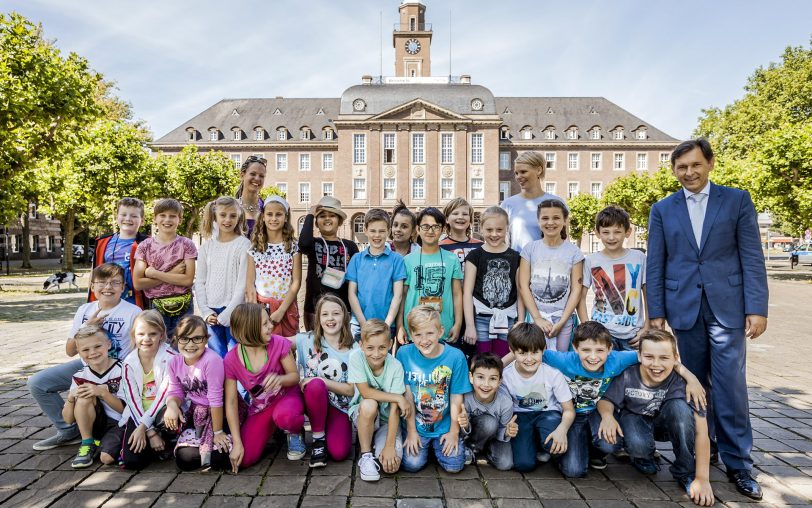 Die Schüler der Grundschule Vellwigstraße und Ob Dr. Frank Dudda.