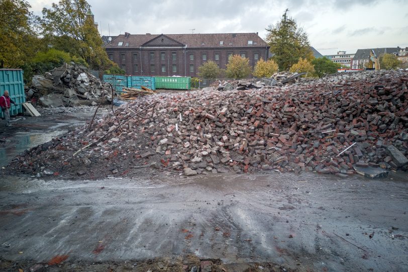 Abbruch der ehemaligen Grundschule am Berliner Platz in Herne (NW) am Dienstag (05.11.2019).