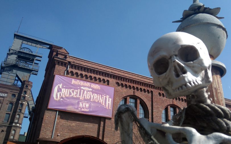 Vor dem Grusellabyrinth.
