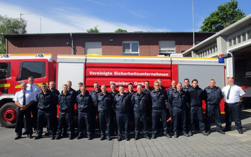 Die zukünftigen Werkfeuerwehrmänner mit den Ausbildern (v.l. in weißen Hemden) Klaus Andrzejak, Rudi Tepaß (Vereinigte Sicherheitsunternehmen Rheinberg) und Dirk Heininger (INEOS Solvents).