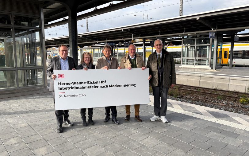 Freuen sich über die fertige Modernisierung: (v.li.) NRW-Verkehrsminister Oliver Krischer, Dorothee Wasel, Bahnhofsmanagerin der DB für den Raum Essen, OB Dr. Frank Dudda, Oliver Wittke, Vorstandssprecher des VRR und Werner Lübberink, Konzernbevollmächtigter der DB für NRW.