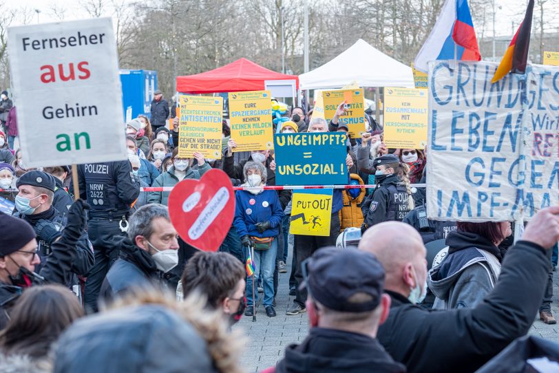 Impfgegner aus mehreren Ruhrgebietsstädten haben sich am Sonntag (06.03.2022) zu einer Protestveranstaltung, auf dem Cranger Kirmes-Platz in Herne (NW), versammelt. Die Teilnehmenden zogen von dort, unter Polizeibegleitung, durch die Wanner Innenstadt. Am Buschmannshof (im Bild) wurden sie von Gegendemonstranten, unter Federführung des Bündnis Herne, mit lautstarkem Gegenprotest empfangen.