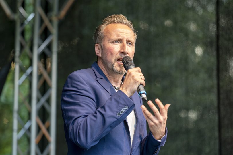 NachtSchnittchen beim Sommer Open-Air im Südpool an der Bergrstraße in Herne (NW), am Samstag (18.07.2020). Komiker und Moderator Helmut Sanftenschneider.