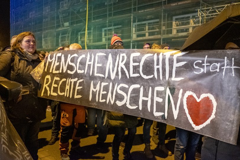 Teilnehmer des Demonstrationszuges vom Bündnis Herne auf der Freiligrathstraße mit einem Transparent.