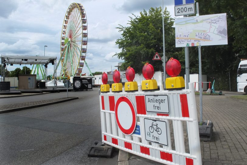 Nach der Rheinkirmes ist vor der Cranger Kirmes: Aufbau am 21. Juli 2025 auf dem Platz in Crange.