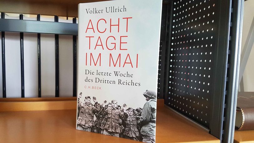 Die Martin-Opitz-Bibliothek stellt das Buch 'Vier Tage im Mai' von Volker Ullrich vor.